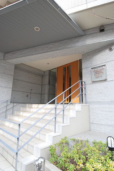 Building appearance. Monitor with auto-lock and a touch key corresponding. 