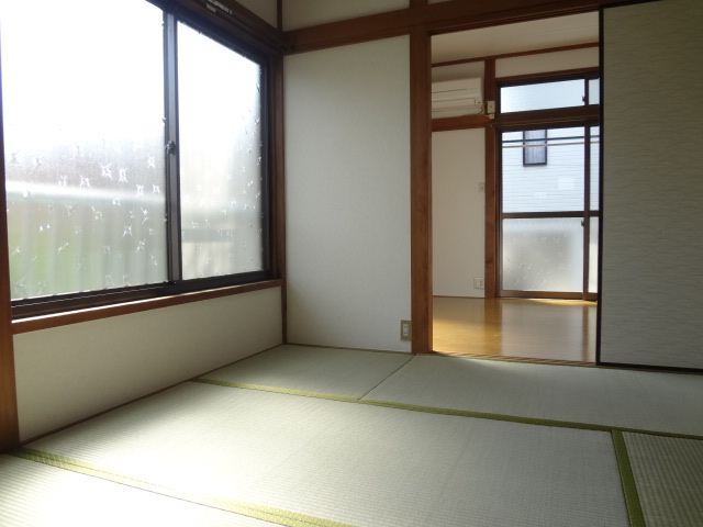 Living and room. Japanese-style room part. There are housed in each room