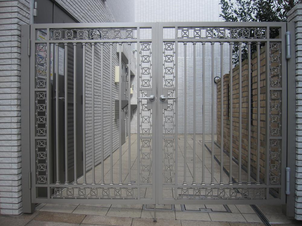 Entrance. Local (11 May 2013) Shooting