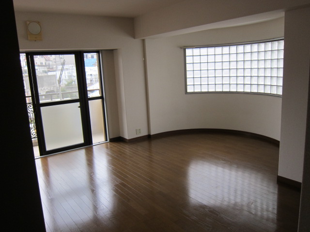 Living and room. It will be in a room photo of the same type 4F.