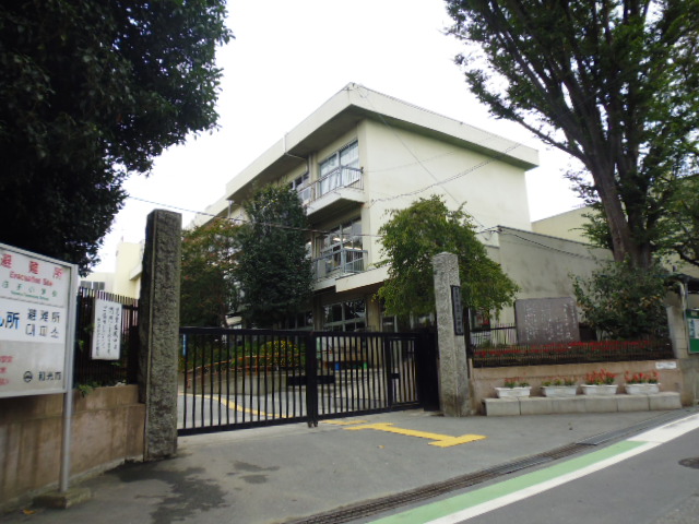 Primary school. 700m until Wako Municipal albino elementary school (elementary school)