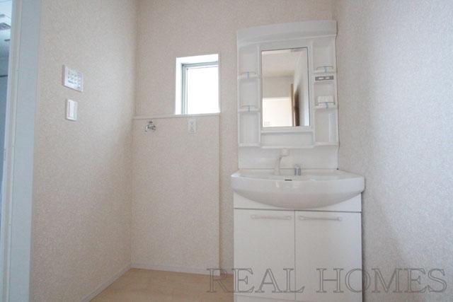 Wash basin, toilet. Indoor (12 May 2013) Shooting A Building