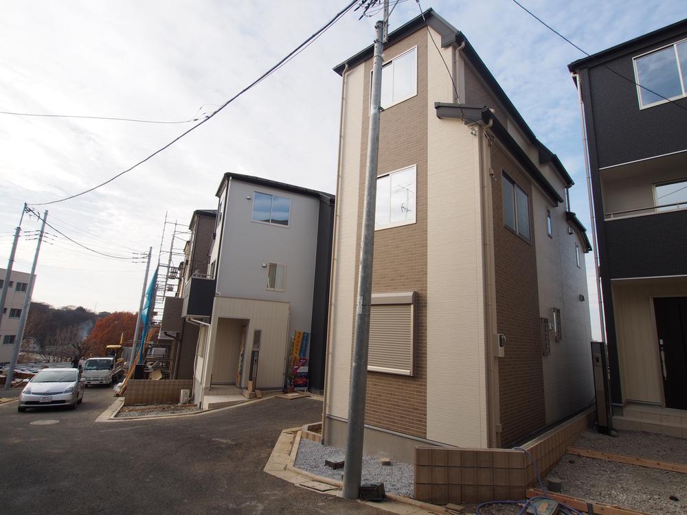 Local photos, including front road. Local (12 May 2013) Shooting