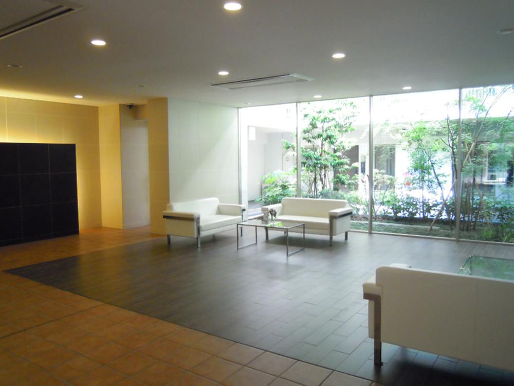 lobby. Common areas Spacious entrance lobby bathed in bright light from the courtyard. (Vending machine available)