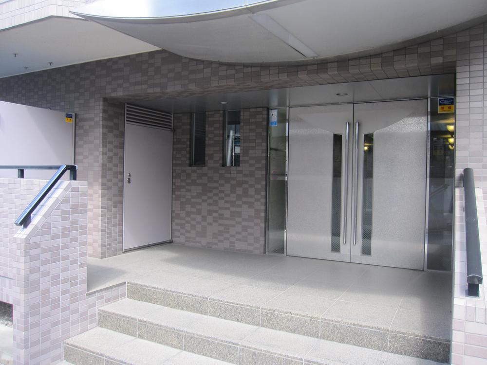 Entrance. Common areas