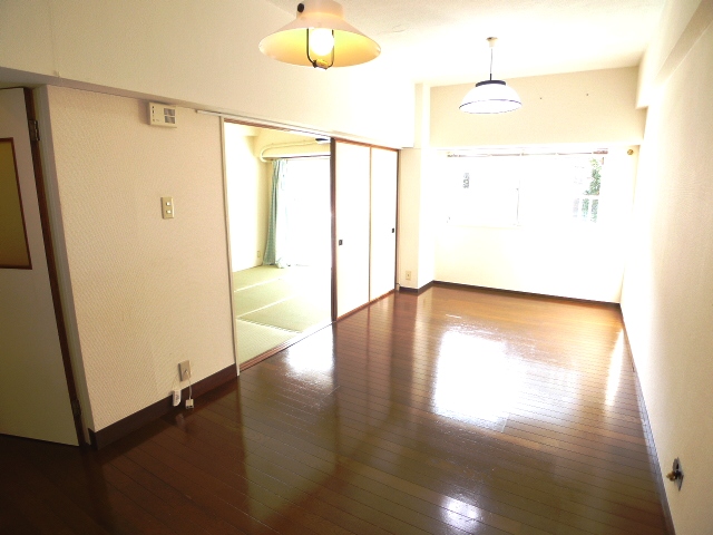 Living and room. Will be suppressed initial spending There are three groups air conditioning! ! 