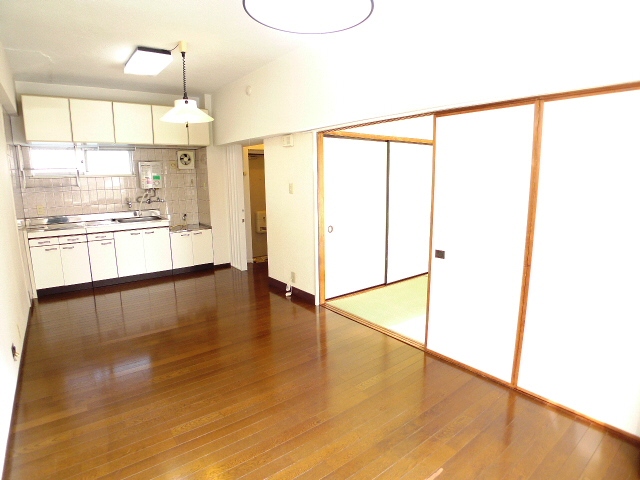 Living and room. Day well LDK in three rooms facing south will pass through the wind! 