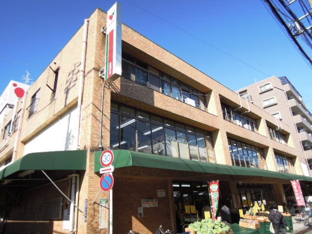 Supermarket. Commodities Iida Tohshin to the store (supermarket) 142m