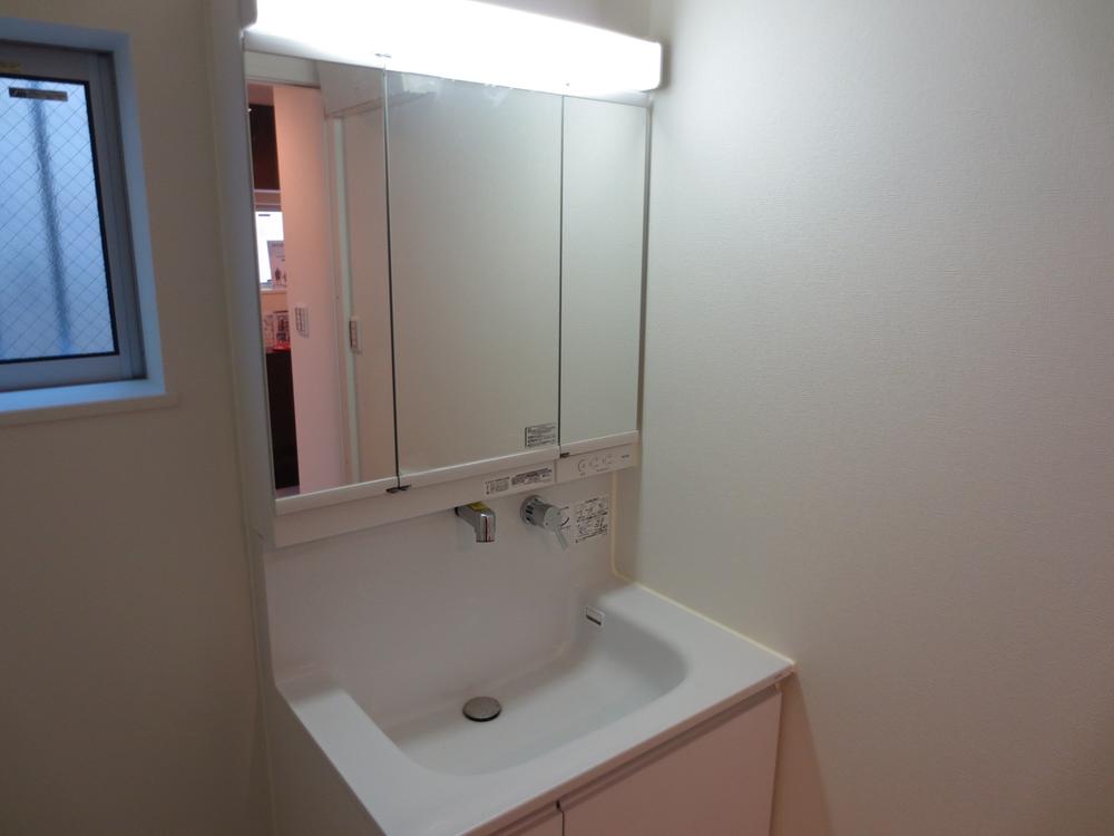 Wash basin, toilet. Local (September 2013) Shooting