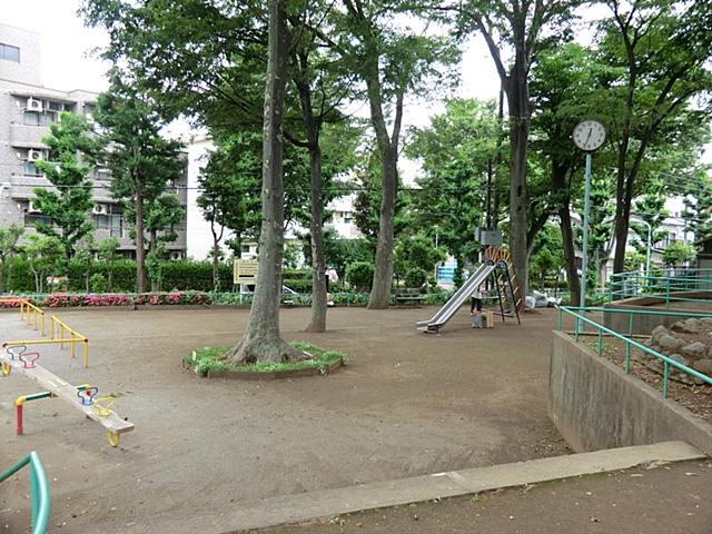 park. 386m until Komone park