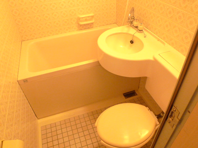 Bath. It is clean Rakuchin three-point unit