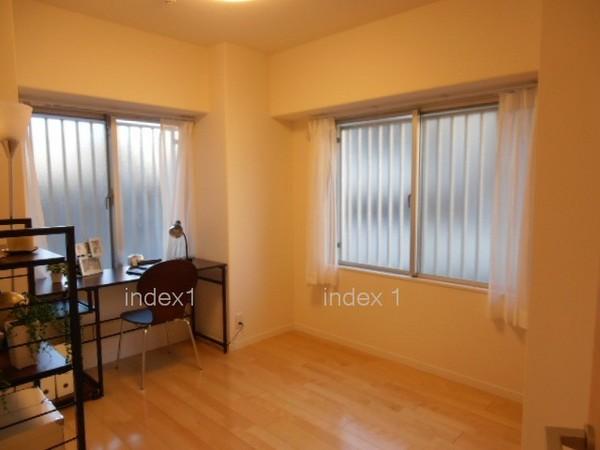 Non-living room. Two-sided lighting Western-style