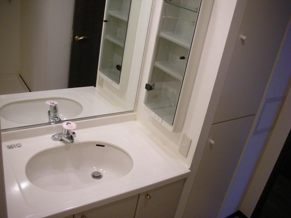 Wash basin, toilet. Indoor (10 May 2013) Shooting