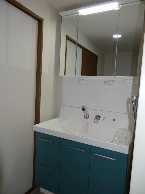 Wash basin, toilet. Wash basin