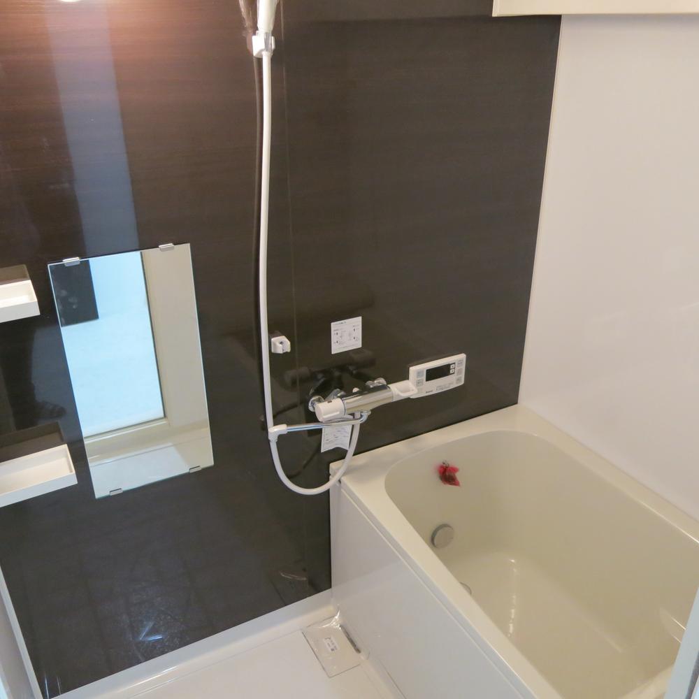 Bathroom. Bathrooms: The greatest strength of the renovation property. Unit is a new exchange of bus. ※ With reheating function