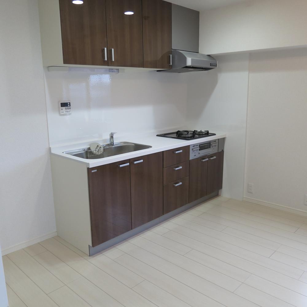 Kitchen. System kitchen with hanging cupboard. Clutter easy kitchen around a strong ally.