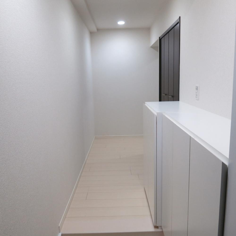 Entrance. Entrance hallway: widely hallway with cleanliness that extends from the front door.