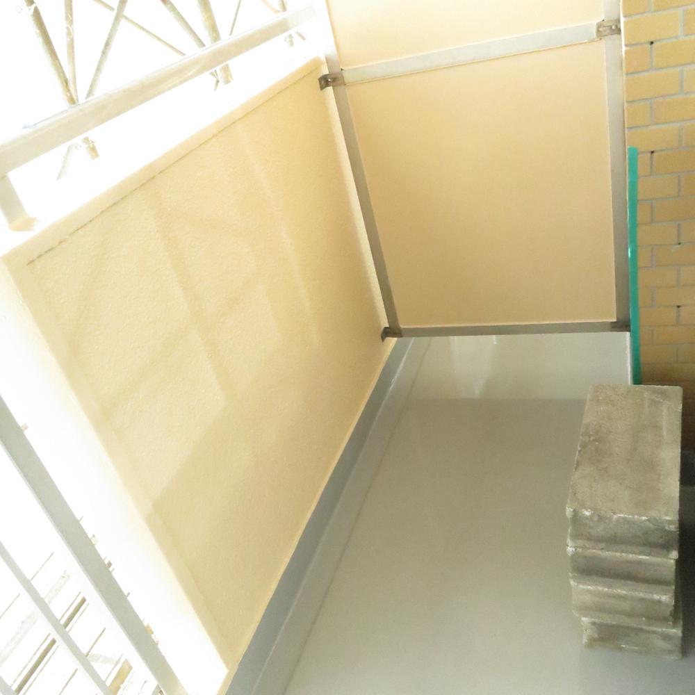 Balcony. Balcony; common areas (December 2013 shooting) And it had been carried out large-scale renovation of the entire apartment, Balcony floor ・ Outer wall paint was completed.
