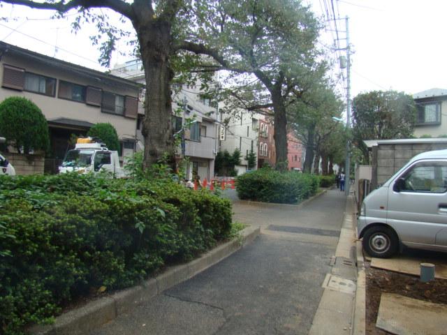 Local photos, including front road. Local (10 May 2013) Shooting