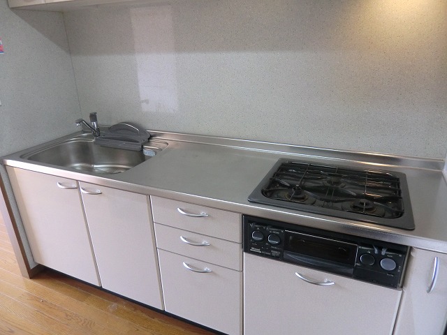 Kitchen. Winter is also happy with underfloor heating in the kitchen