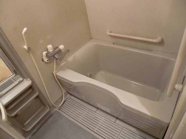 Bath. Hot water supply chase fired bus It is safe with handrail