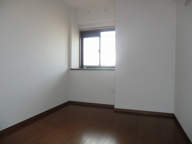 Living and room. 4.5 Pledge You can air conditioning installed in two rooms both