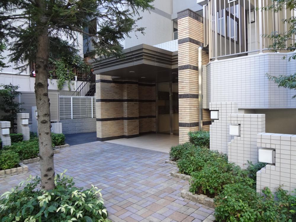 Entrance. Common areas