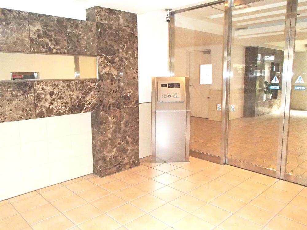 lobby. Windbreak room photo