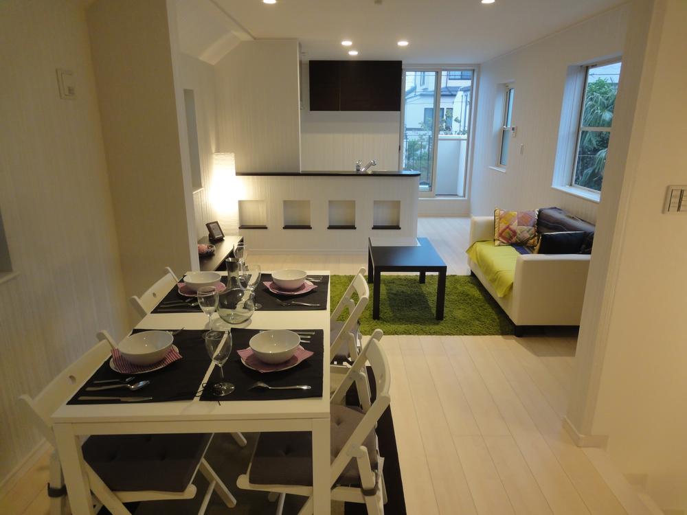 Same specifications photos (living). (Building 2) same specification