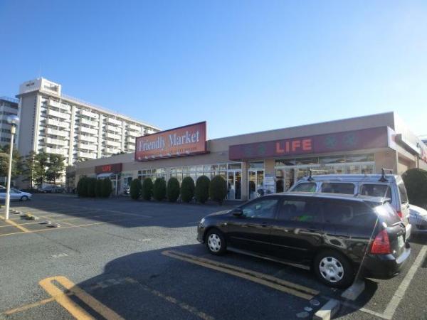 Supermarket. Super (Life) 160m up to a 2-minute walk