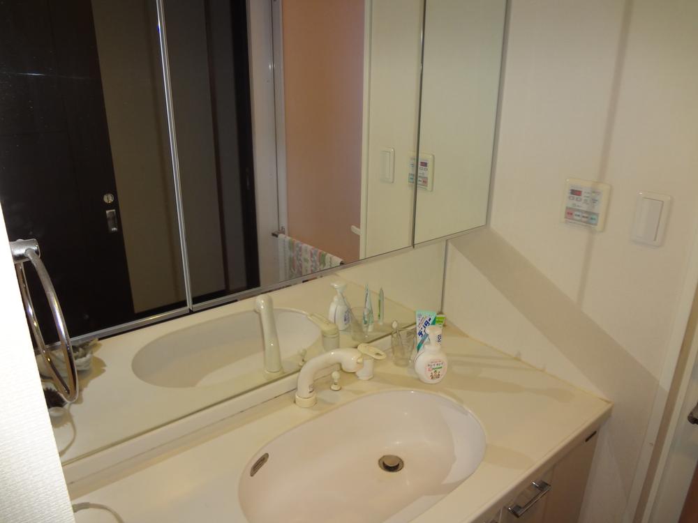 Wash basin, toilet. Indoor (12 May 2013) Shooting