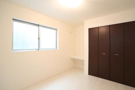 Non-living room. Storage rich Western-style