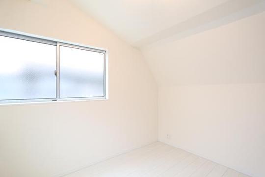 Non-living room. Gradient ceiling is fashionable Western-style