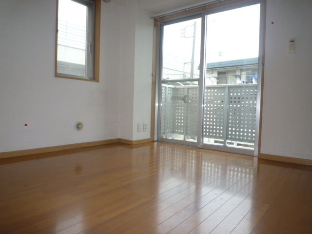 Living and room. Western-style rooms are spacious 12 Pledge!