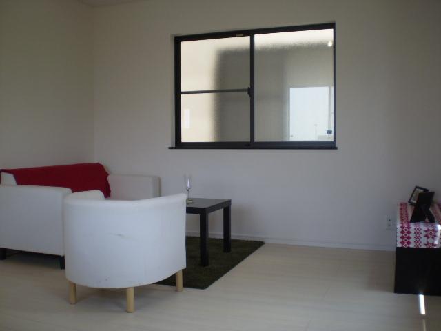 Same specifications photos (living). Same specifications photos (living) Living flooring adopts special olefin sheet to be long-lasting beauty. There is a strongly excellent scratch resistance to sunburn.