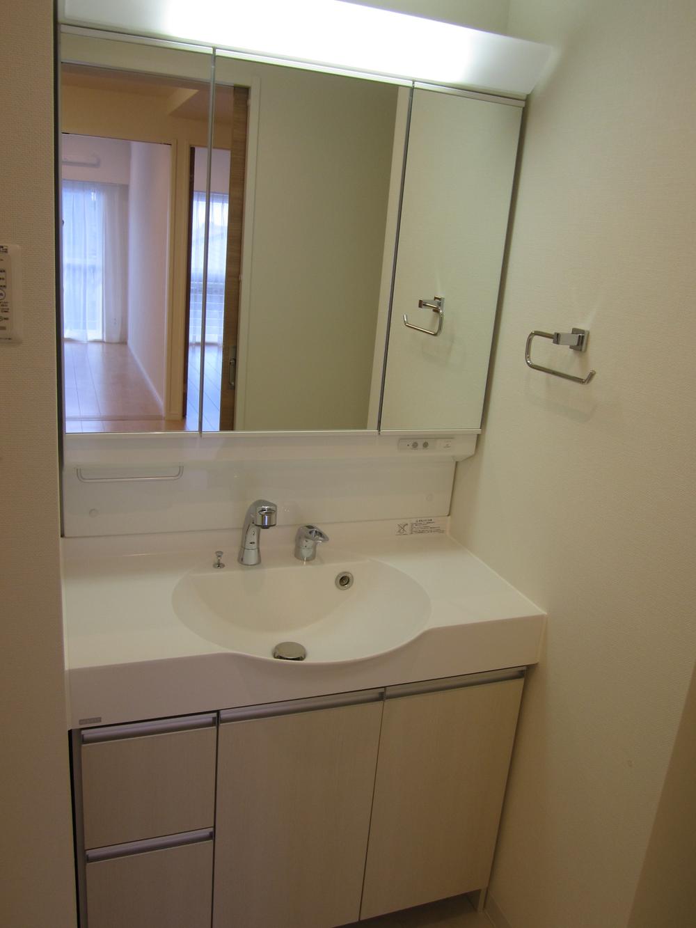 Wash basin, toilet. Indoor (September 2013) Shooting