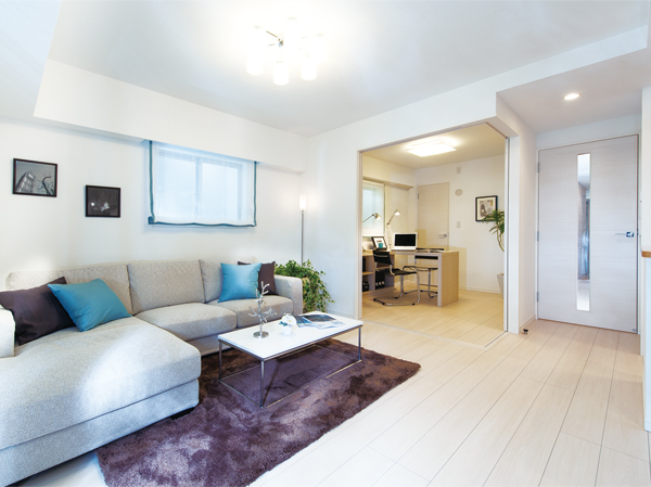 Living.  [living ・ dining] Relaxation of time, From the space of peace.  ※ Indoor photo was the model room A type (the third floor assumed) shoot (2013 February shooting) or less, furniture ・ option ・ Such as the furniture is not included in the sale price.