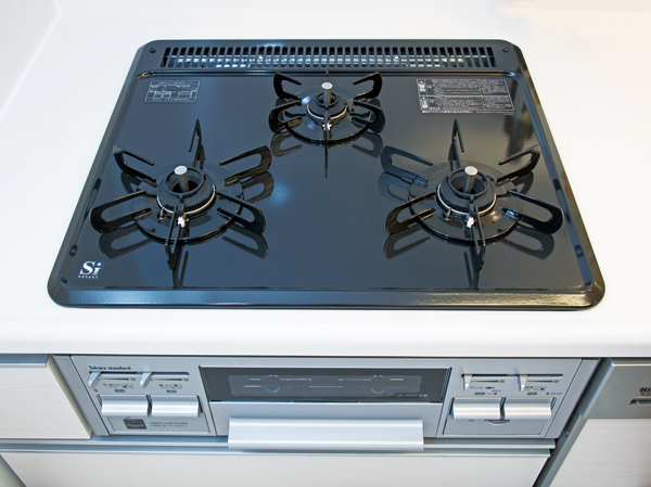 Kitchen.  [Three-necked gas stove] Three-necked + grill type to up the efficiency of the cuisine. "Cooking oil overheating prevention device", Equipped with safety devices such as "forgetting to turn off fire function".