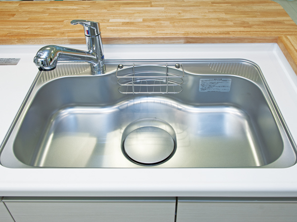 Kitchen.  [Wide sink with pocket] Ya cleanup of large cookware, Wide sink a lot of material washing can be a breeze. Convenient pocket is attached to organize small items.