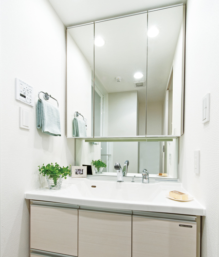 Bathing-wash room.  [Bathroom vanity] Convenient three-sided mirror to fit mirror, To care easy to square type wash basin, Abundant storage. Specification is friendly at any time comfortably use family.