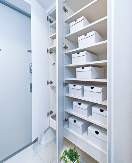 Receipt.  [Footwear input] Footwear input of the entrance of the tall type, Show a widely refreshing entrance, Storage is abundant.