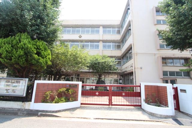 Junior high school. 450m until Itabashi Kamiitabashi first junior high school