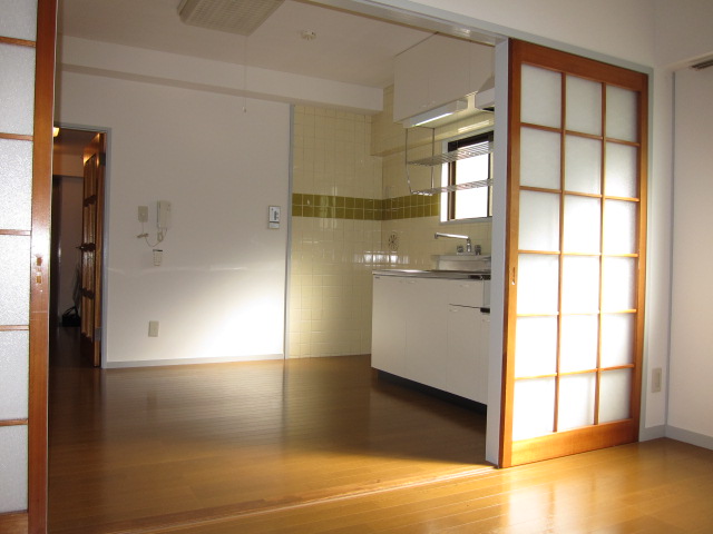 Living and room. ● dining