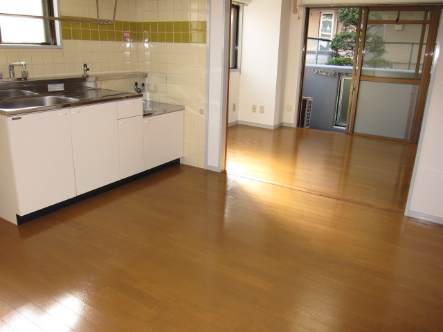 Living and room. ● dining