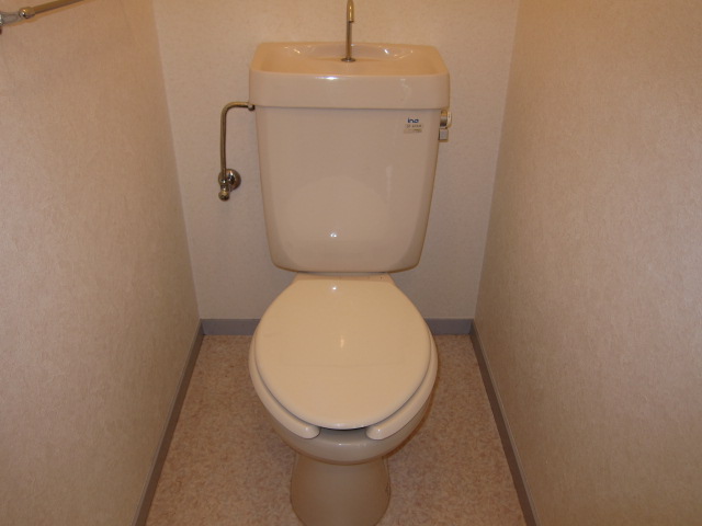 Toilet. ● toilet