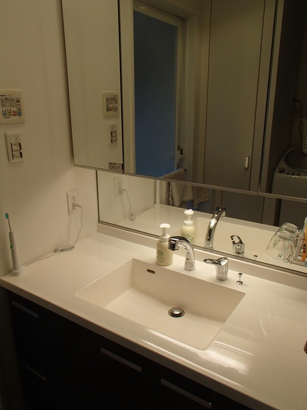 Wash basin, toilet. Indoor (January 2014) Shooting