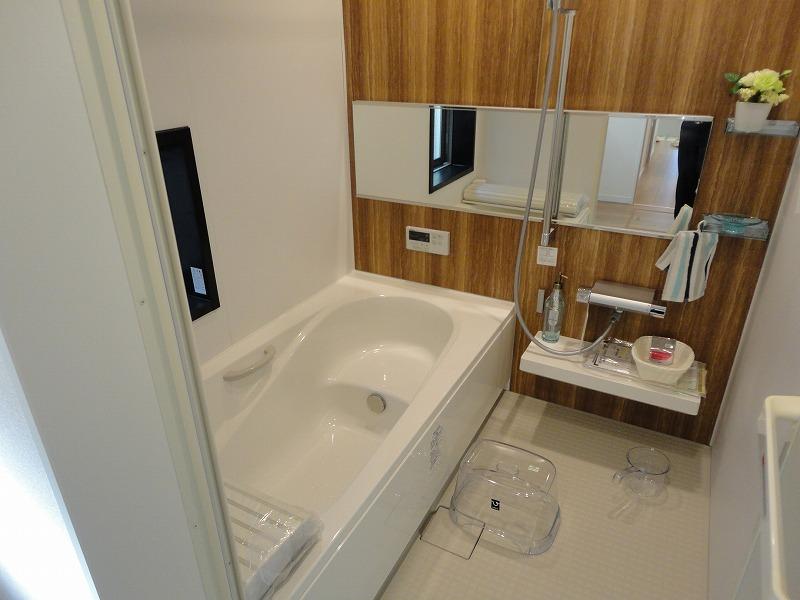 Bathroom. Bath (B Building)