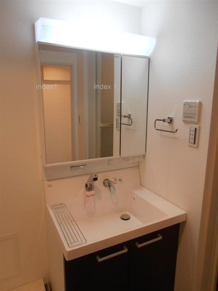 Wash basin, toilet. Washbasin and easy to use in the shower faucet ☆