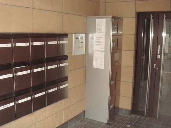 Entrance. It comes with a convenient home delivery BOX (^_^) /