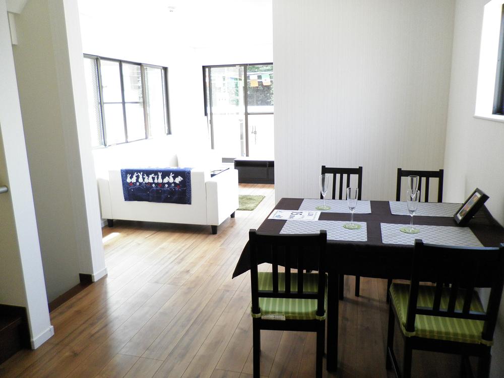 Same specifications photos (living). Adopt a special olefin sheet to be long-lasting beauty living room flooring. There is a strongly excellent scratch resistance to sunburn.